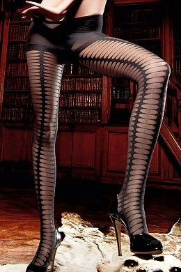 В волнующей узорчатой смеси из прозрачных овалов и матовых элементах кокетливо предстают эти черные