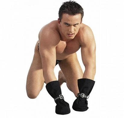 Кожаные рукавицы используются в качестве аксессуара для эротических игр