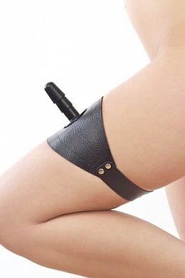 Страпон с креплением на ноге. Изготовлен из натуральной кожи.