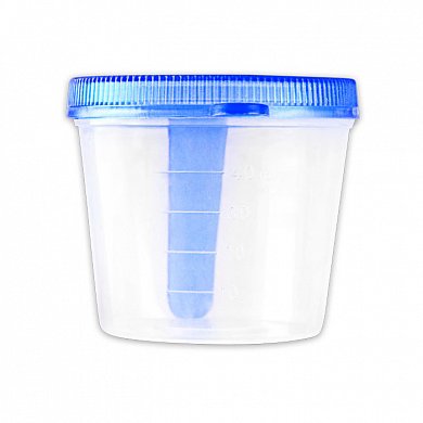 Прозрачный пластиковый контейнер для сбора анализов с синей крышкой. 